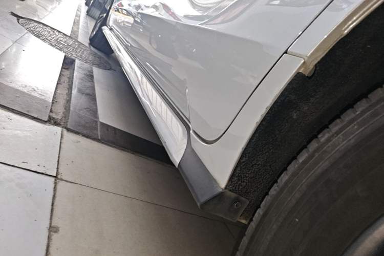 Used Toyota Granvia 2023 2.5L Hybrid Luxury Edition Left Side Sill