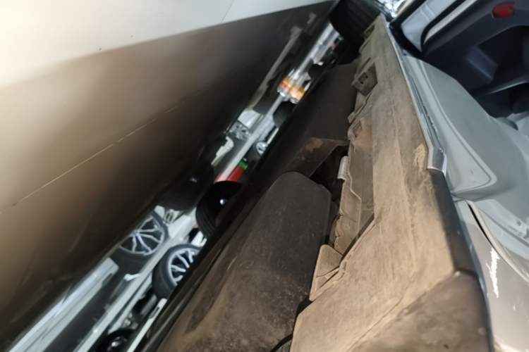 Used Toyota Granvia 2023 2.5L Hybrid Luxury Edition Left Side Sill