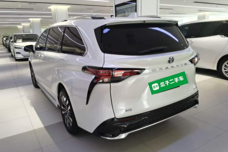 Used Toyota Granvia 2023 2.5L Hybrid Luxury Edition Rear Left 45 Deg