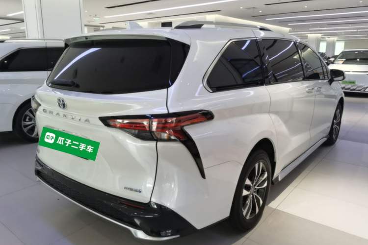 Used Toyota Granvia 2023 2.5L Hybrid Luxury Edition Rear Right 45 Deg