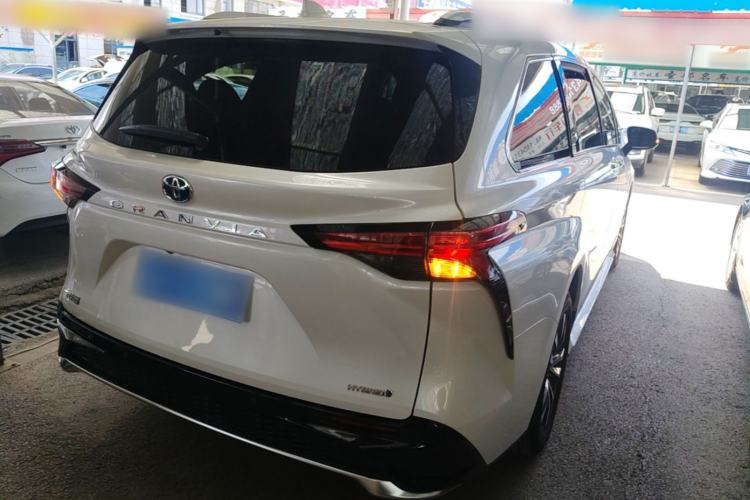 Used Toyota Granvia 2023 2.5L Hybrid Luxury Edition Rear Right 45 Deg