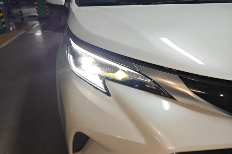 Used Toyota Granvia 2023 2.5L Hybrid Prestige PLUS Edition Right Front Headlight
