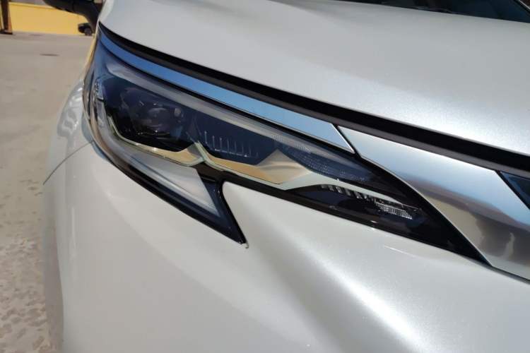 Used Toyota Granvia 2023 2.5L Hybrid Prestige PLUS Edition Right Front Headlight