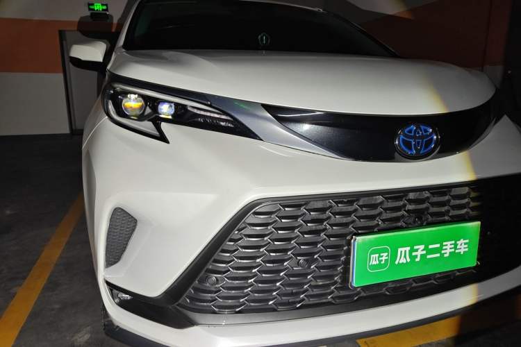 Used Toyota Granvia 2023 2.5L Hybrid Luxury Edition Right Front Headlight