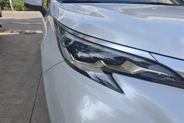 Used Toyota Granvia 2023 2.5L Hybrid Prestige Wellness PLUS Edition Right Front Headlight