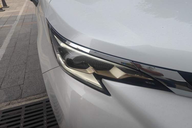 Used Toyota Granvia 2023 2.5L Hybrid Comfort Edition Right Front Headlight