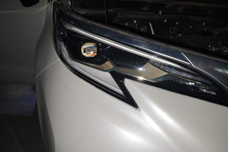 Used Toyota Granvia 2023 2.5L Hybrid Prestige VIP Edition Right Front Headlight
