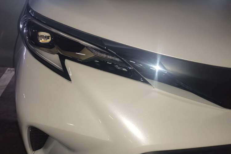 Used Toyota Granvia 2023 2.5L Hybrid Comfort Edition Right Front Headlight