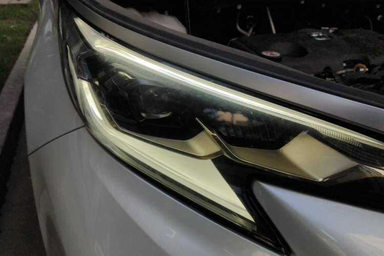 Used Toyota Granvia 2023 2.5L Hybrid Prestige PLUS Edition Right Front Headlight