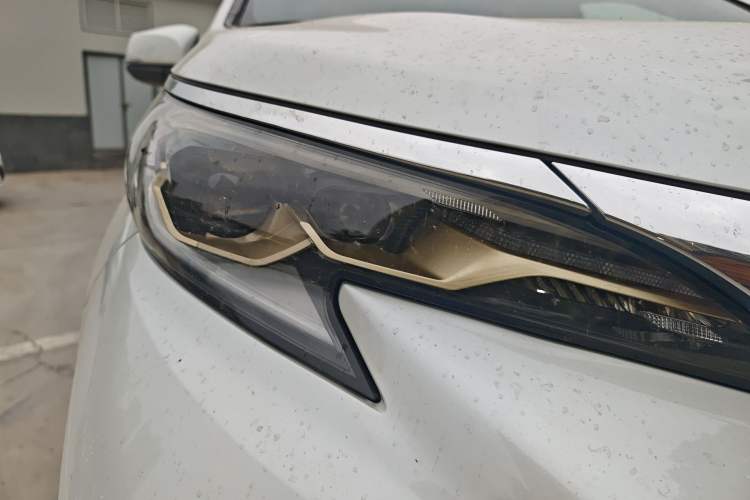 Used Toyota Granvia 2023 2.5L Hybrid Comfort Edition Right Front Headlight