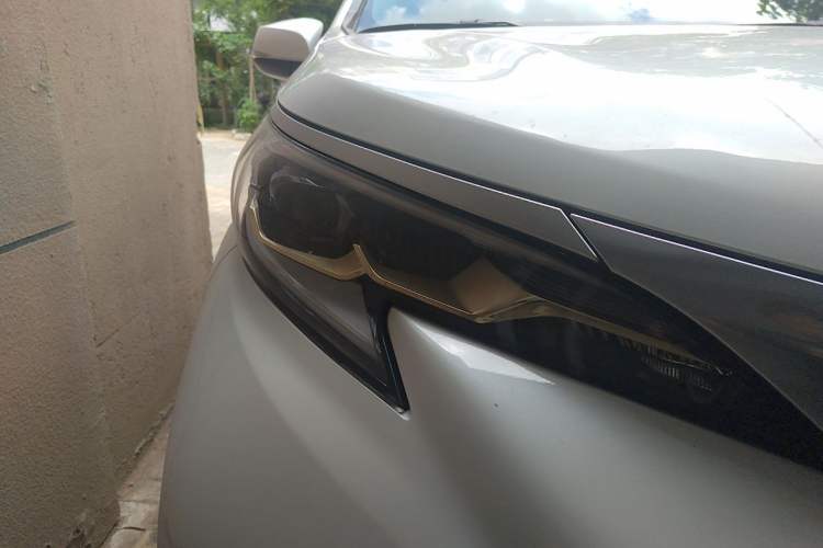 Used Toyota Granvia 2023 2.5L Hybrid Luxury Edition Right Front Headlight