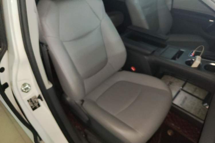 Used Toyota Granvia 2023 2.5L Hybrid Luxury Edition Right Front Seat