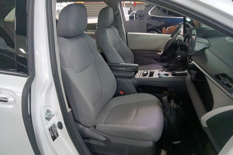 Used Toyota Granvia 2023 2.5L Hybrid Comfort Edition Right Front Seat