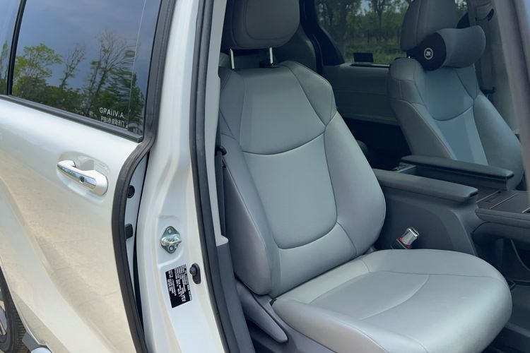 Used Toyota Granvia 2023 2.5L Hybrid Luxury Edition Right Front Seat