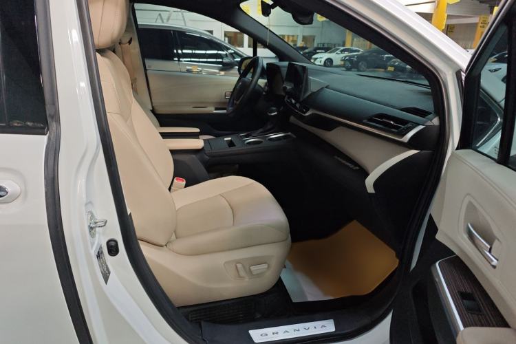 Used Toyota Granvia 2023 2.5L Hybrid Prestige PLUS Edition Right Front Seat