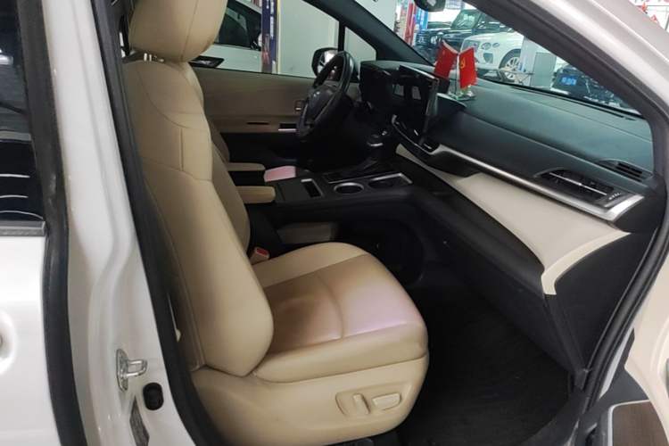 Used Toyota Granvia 2023 2.5L Hybrid Prestige PLUS Edition Right Front Seat