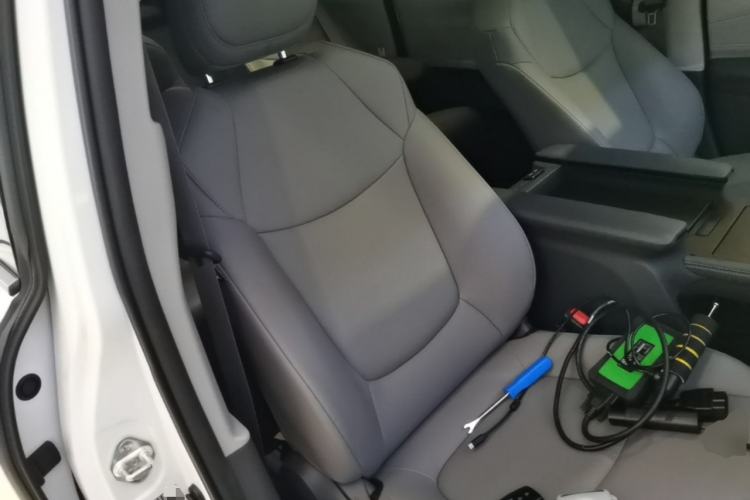 Used Toyota Granvia 2023 2.5L Hybrid Luxury Edition Right Front Seat