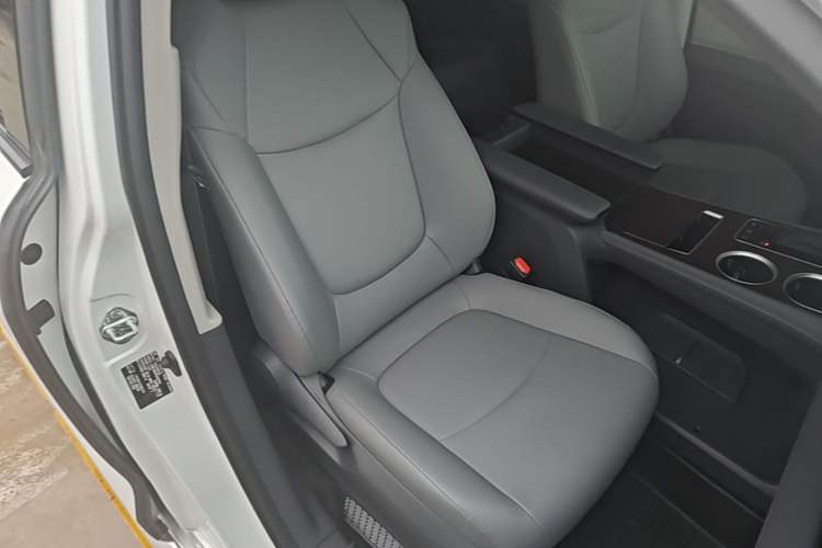 Used Toyota Granvia 2023 2.5L Hybrid Comfort Edition Right Front Seat