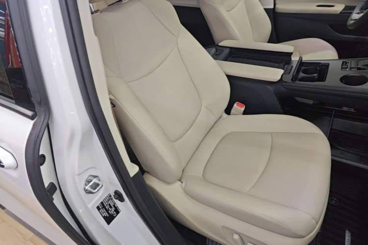 Used Toyota Granvia 2023 2.5L Hybrid Prestige PLUS Edition Right Front Seat