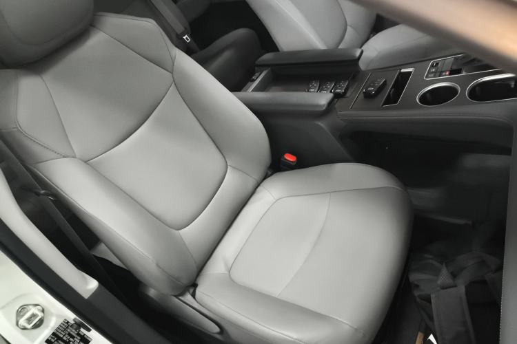 Used Toyota Granvia 2023 2.5L Hybrid Luxury Edition Right Front Seat