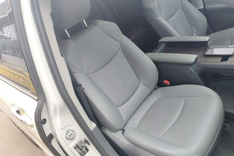 Used Toyota Granvia 2023 2.5L Hybrid Prestige PLUS Edition Right Front Seat