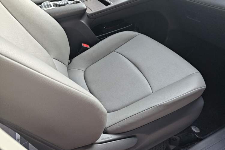 Used Toyota Granvia 2023 2.5L Hybrid Luxury Edition Right Front Seat