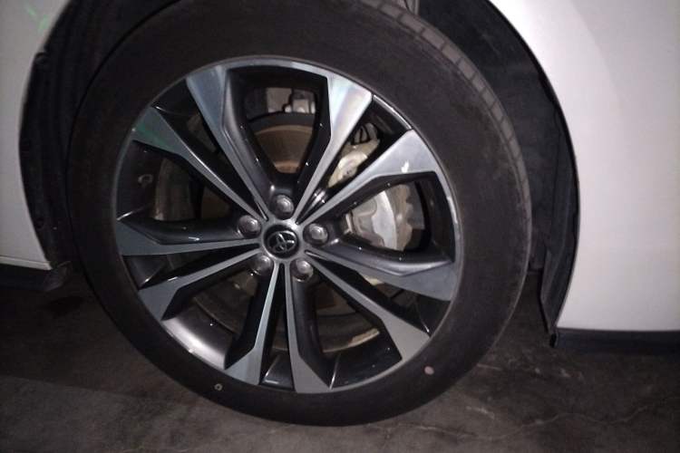 Used Toyota Granvia 2023 2.5L Hybrid Prestige PLUS Edition Right Front Wheel Hub