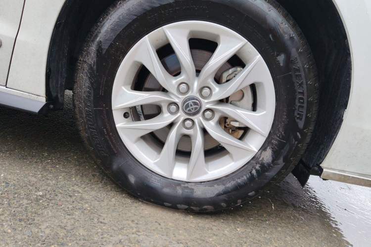 Used Toyota Granvia 2023 2.5L Hybrid Comfort Edition Right Front Wheel Hub