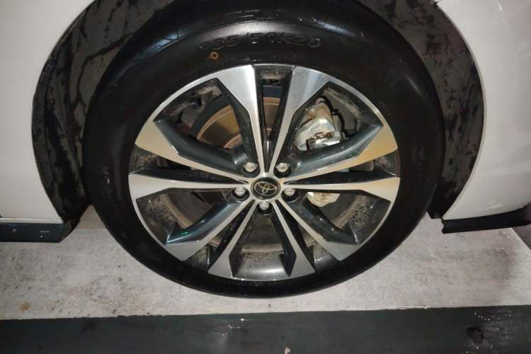 Used Toyota Granvia 2023 2.5L Hybrid Prestige PLUS Edition Right Front Wheel Hub