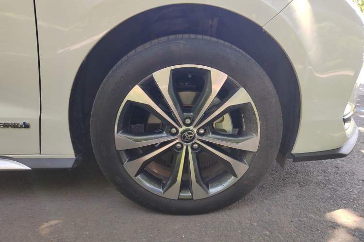 Used Toyota Granvia 2023 2.5L Hybrid Luxury Edition Right Front Wheel Hub