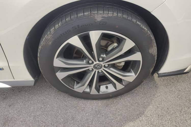 Used Toyota Granvia 2023 2.5L Hybrid Flagship VIP Edition Right Front Wheel Hub