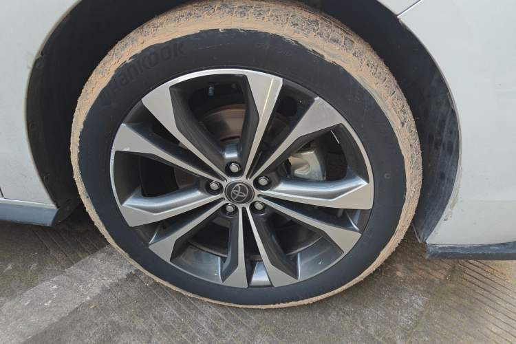 Used Toyota Granvia 2023 2.5L Hybrid Prestige PLUS Edition Right Front Wheel Hub