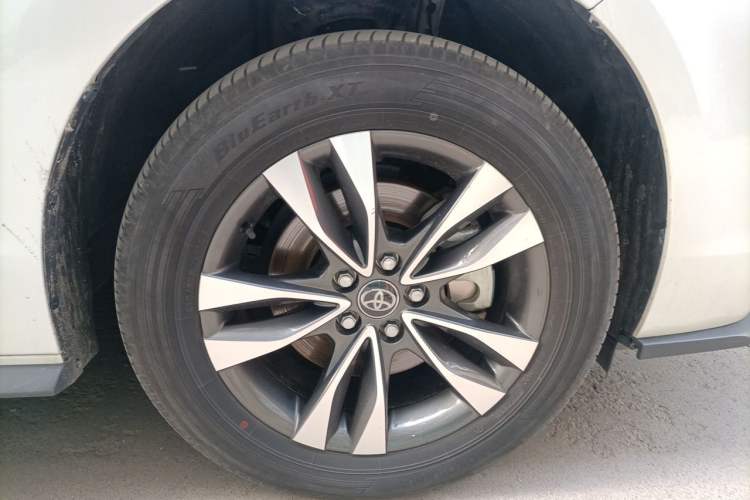 Used Toyota Granvia 2023 2.5L Hybrid Luxury Edition Right Front Wheel Hub