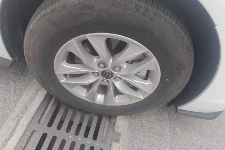 Used Toyota Granvia 2023 2.5L Hybrid Comfort Edition Right Front Wheel Hub