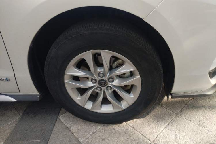 Used Toyota Granvia 2023 2.5L Hybrid Comfort Edition Right Front Wheel Hub