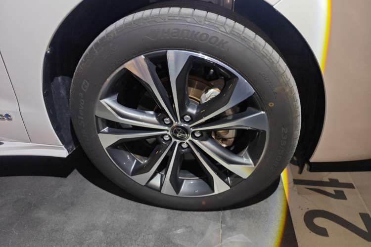 Used Toyota Granvia 2023 2.5L Hybrid Prestige PLUS Edition Right Front Wheel Hub