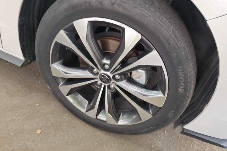 Used Toyota Granvia 2023 2.5L Hybrid Prestige VIP Edition Right Front Wheel Hub
