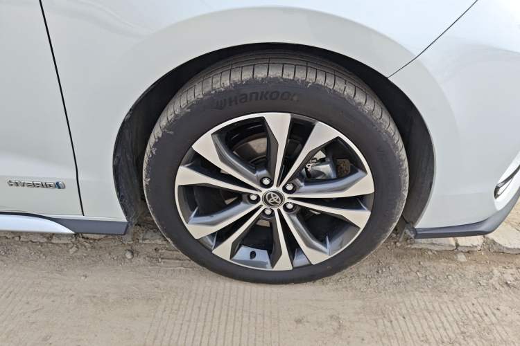 Used Toyota Granvia 2023 2.5L Hybrid Flagship VIP Edition Right Front Wheel Hub
