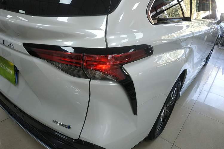 Used Toyota Granvia 2023 2.5L Hybrid Luxury Edition Right Rear Taillight