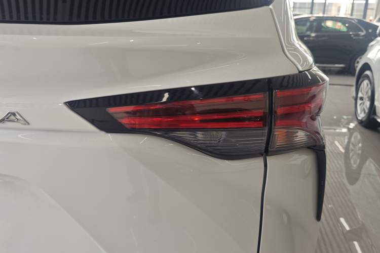 Used Toyota Granvia 2023 2.5L Hybrid Prestige PLUS Edition Right Rear Taillight
