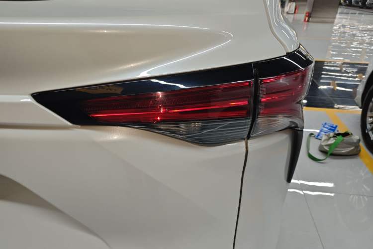 Used Toyota Granvia 2023 2.5L Hybrid Comfort Edition Right Rear Taillight