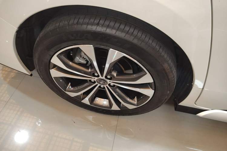Used Toyota Granvia 2023 2.5L Hybrid Flagship VIP Edition Right Rear Wheel Hub