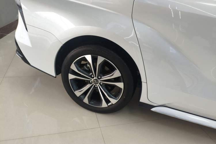 Used Toyota Granvia 2023 2.5L Hybrid Flagship VIP Edition Right Rear Wheel Hub