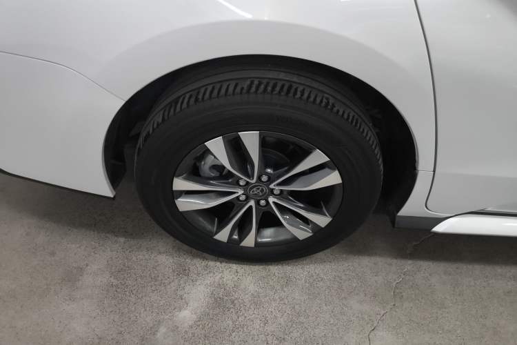Used Toyota Granvia 2023 2.5L Hybrid Luxury Edition Right Rear Wheel Hub
