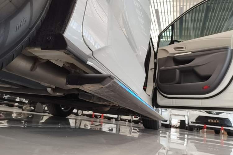 Used Toyota Granvia 2023 2.5L Hybrid Comfort Edition Right Side Sill