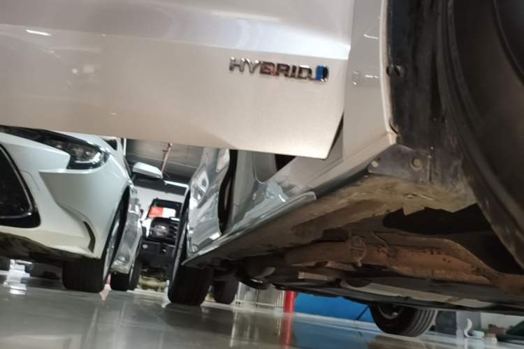 Used Toyota Granvia 2023 2.5L Hybrid Comfort Edition Right Side Sill