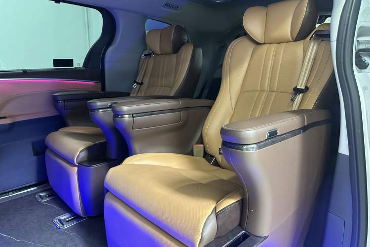 Used Toyota Granvia 2023 2.5L Hybrid Comfort Edition Roof