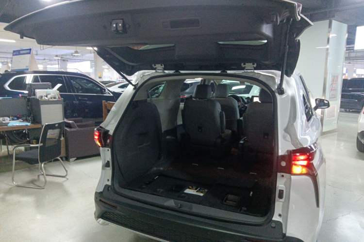 Used Toyota Granvia 2023 2.5L Hybrid Comfort Edition Trunk