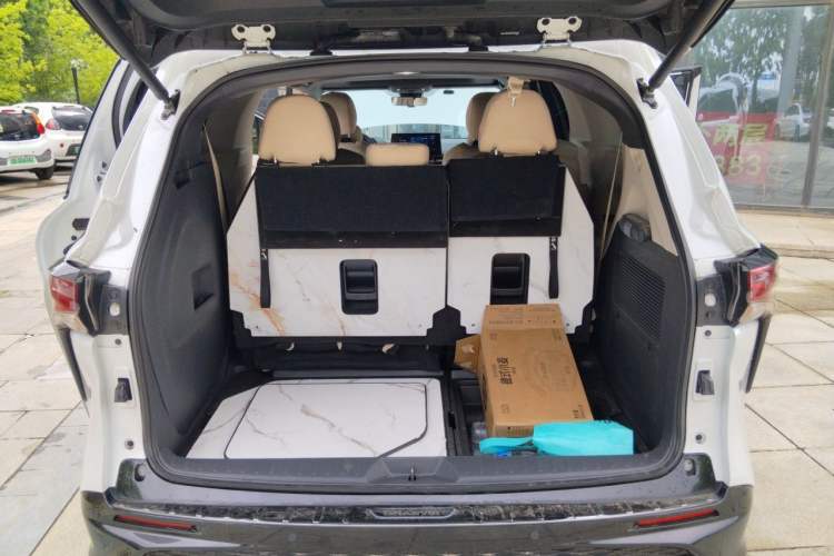 Used Toyota Granvia 2023 2.5L Hybrid Prestige PLUS Edition Trunk