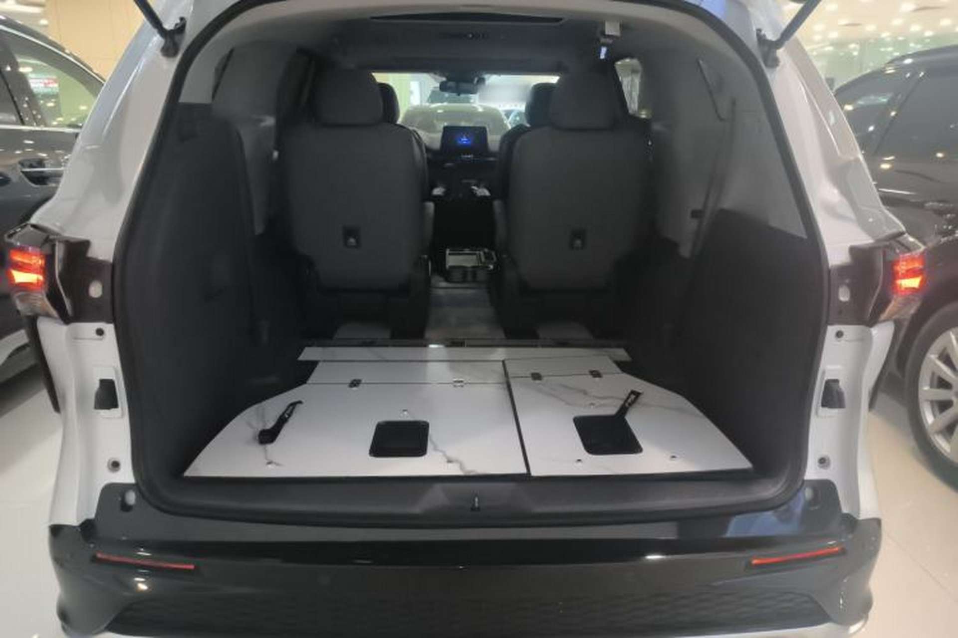 Used Toyota Granvia 2023 2.5L Hybrid Luxury Edition Trunk